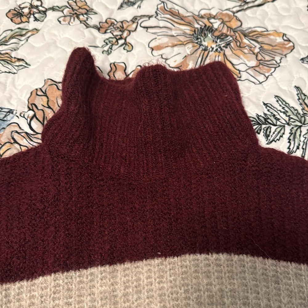 Express Color-Block Turtleneck Sweater - Picture 4 of 5